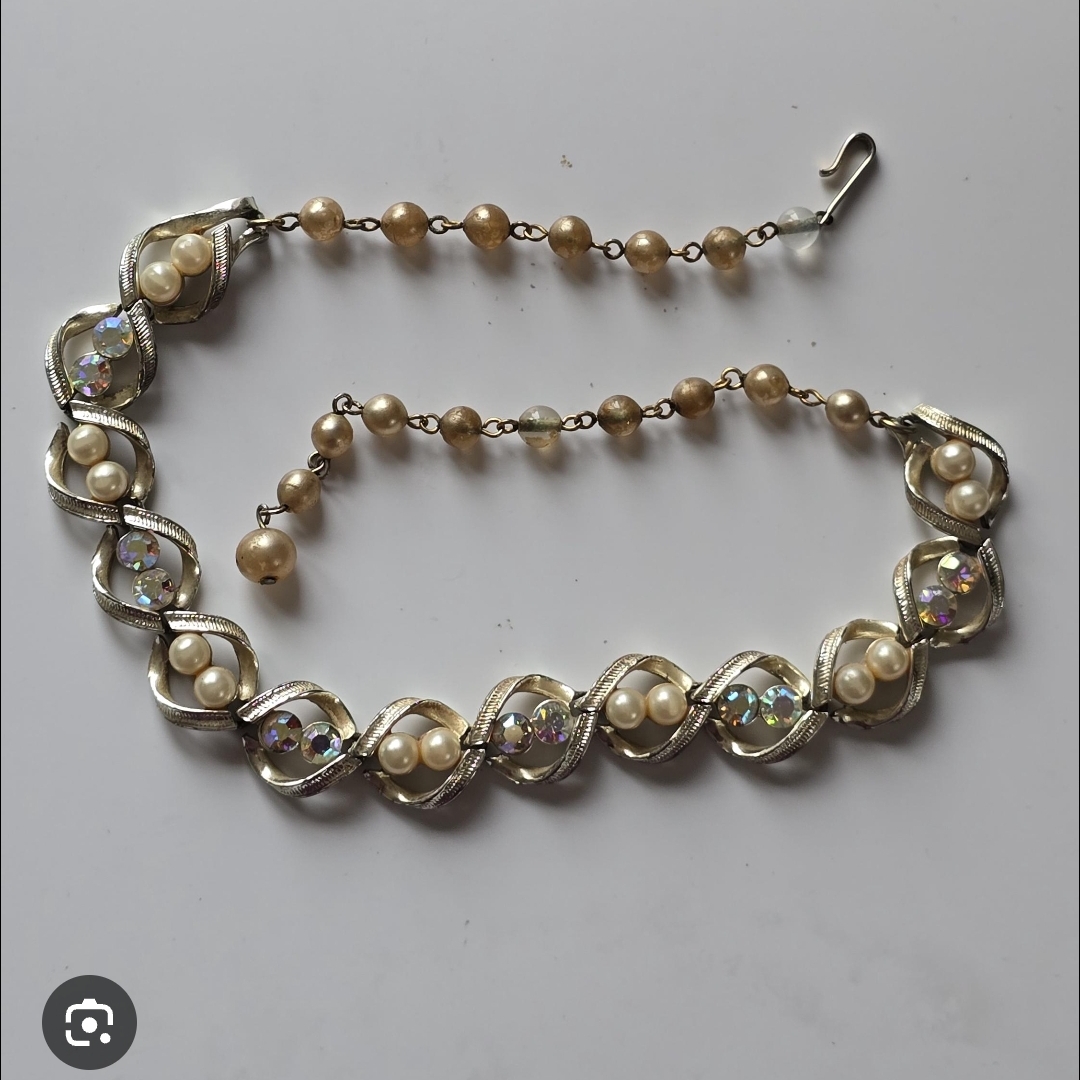 Coro Pearl And Silver Necklace With Iridescent Accents 49$